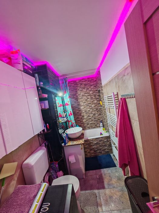 Apartament cu 2 camere și hol pătrat (cât o cameră) - Dâmbu