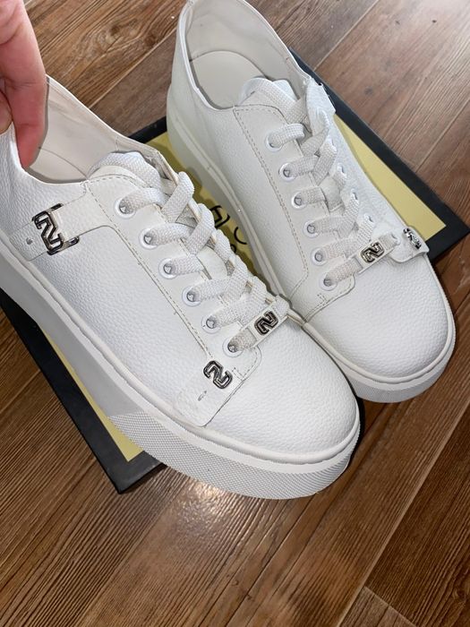 Кроссовки женские