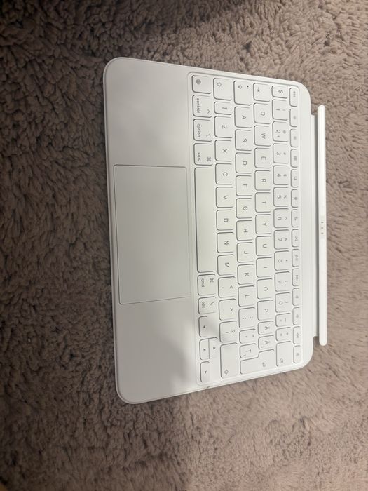 Magic Keyboard Folio pentru iPad 10 (generația 10) de la Apple.