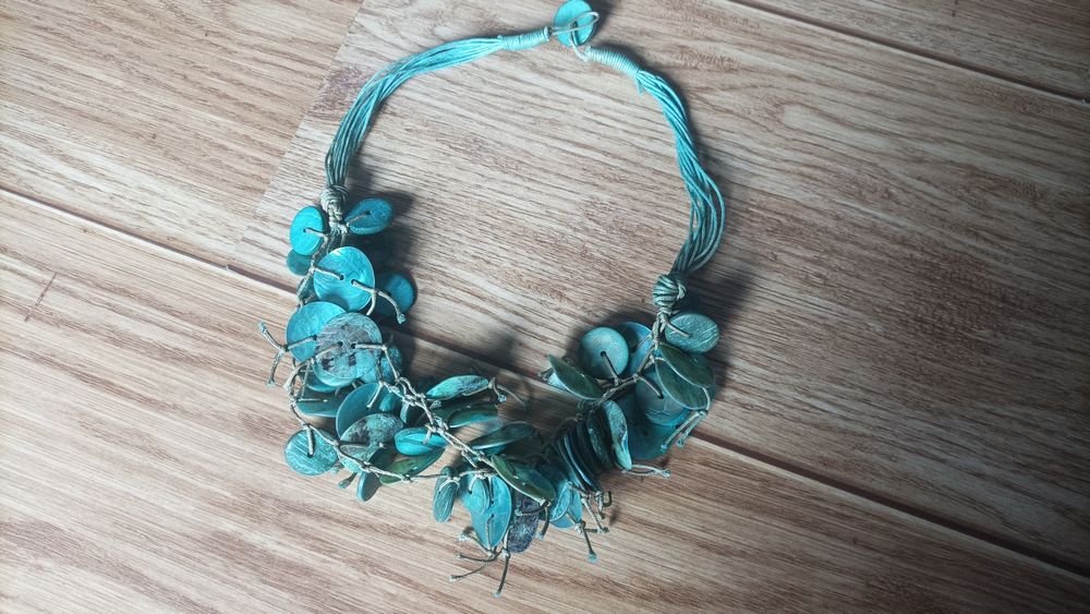 Морско синьо колие