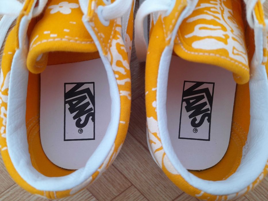 Оригинални кецове Vans от Англия 38.5,но отговарят на 37.5-38 номер
