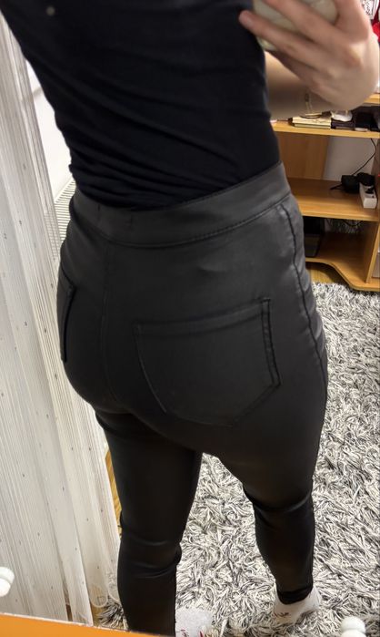 Pantaloni imitatie piele missguided