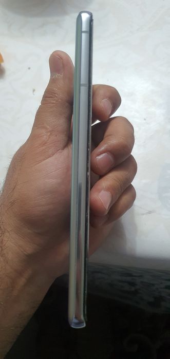 Samsung s 21 ultra arqasi burcegida yoriq cizig'i bor