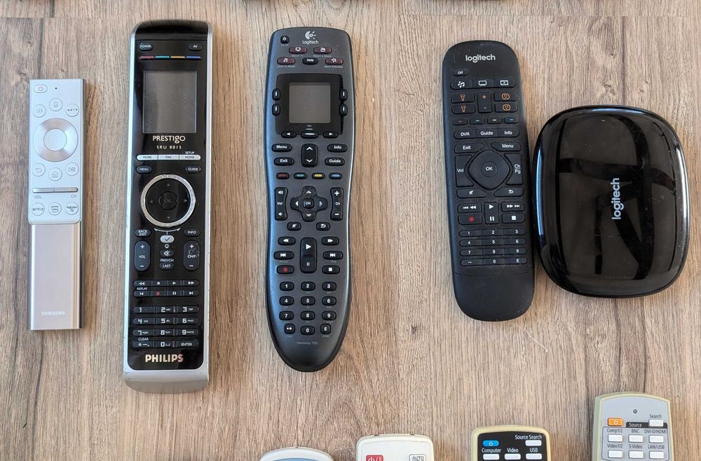 Vând mai multe telecomenzi: Sony, NAD, Logitech, Onkyo, Sharp