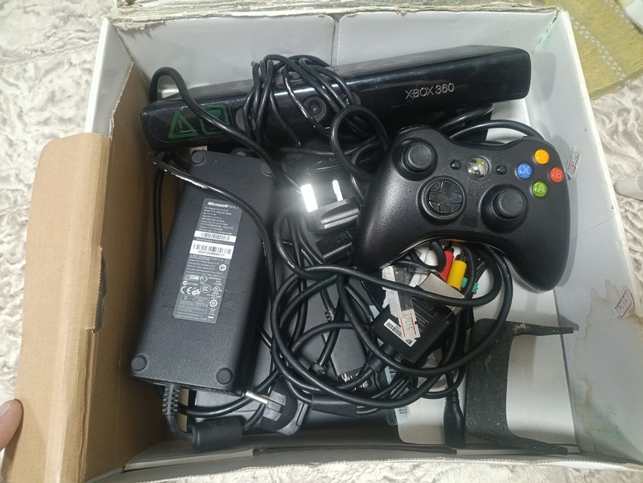 Продам XBOX 360 горит красная кнопка