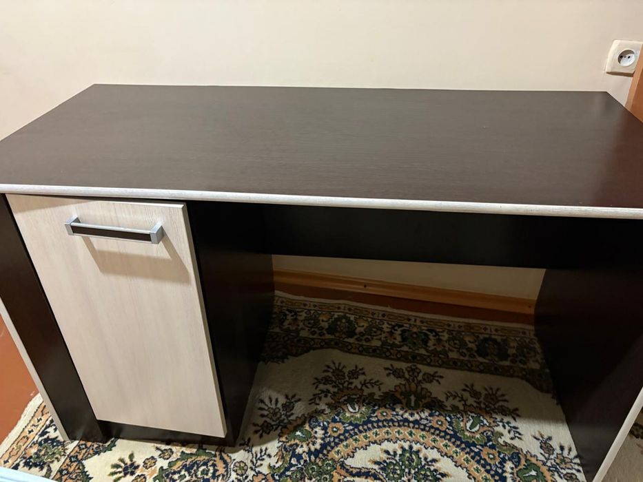 Продам стол с навесной полкой