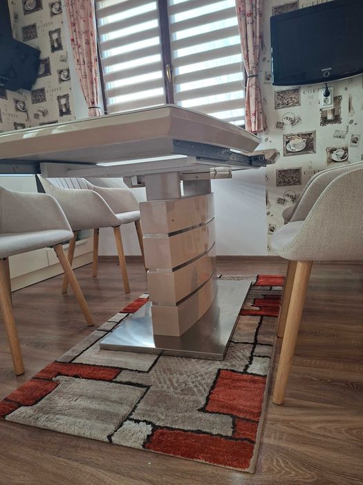 Vând masa de bucatarie  extensibila cu blat de sticla