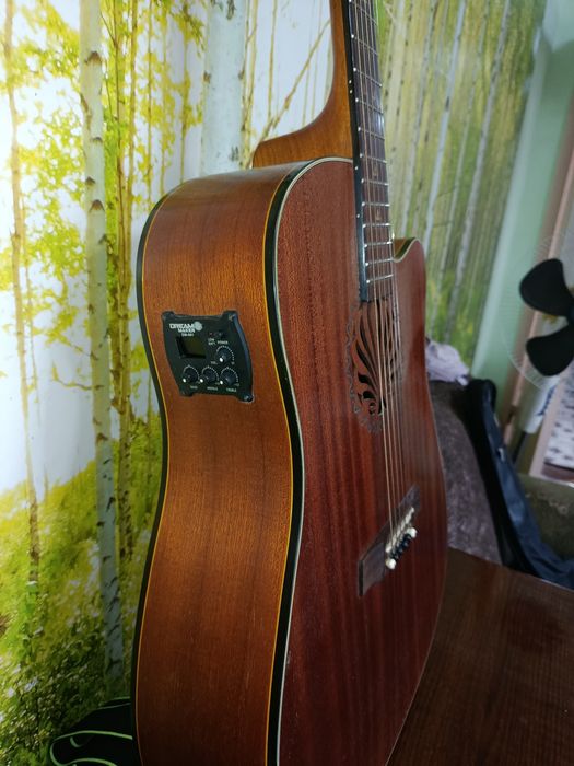 Электро-акустическая гитара