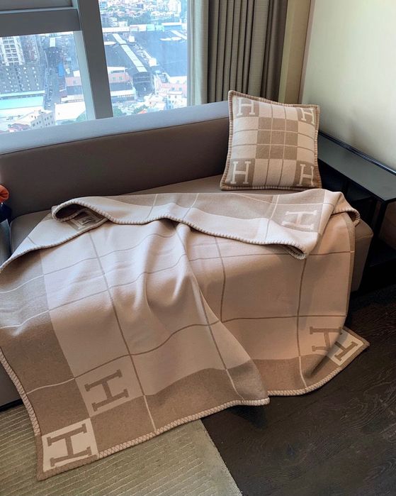 Hermes одеяло и възглавница