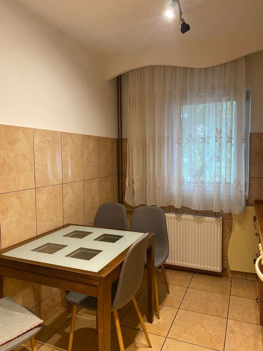Inchiriez apartament 2 camere, decomandat, etaj 2, strada Sovata nr. 31