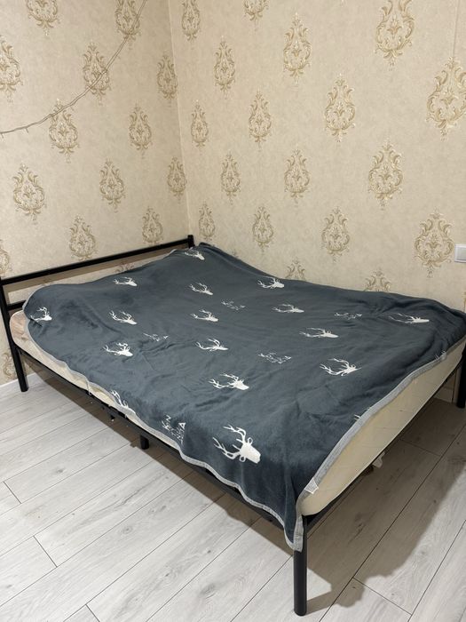 Продам Кровать с матрасом размер 140*200