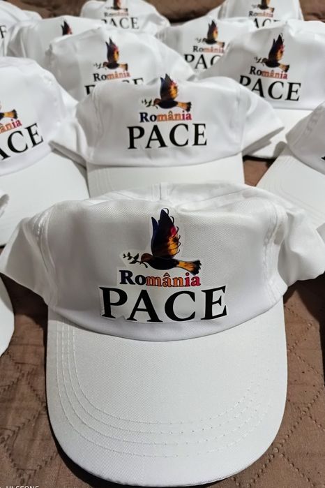 Șepci albe cu mesajul PACE