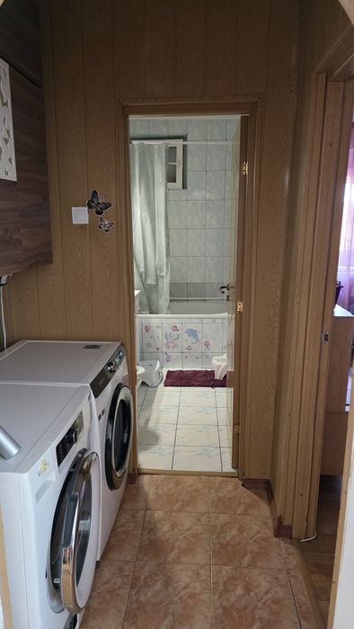 Vând apartament semidecomandat