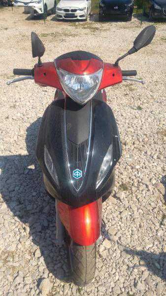 продавам мотор на части  piaggio FLY