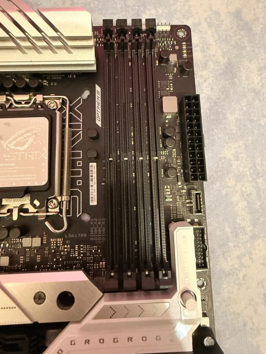 Vand placa de baza ROG STRIX Z790-A GAMING WIFI D4