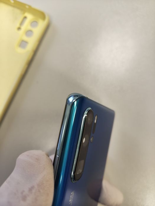 Продавам Huawei P30 Pro Aurora Blue 128GB + NM Card 128GB в много добр