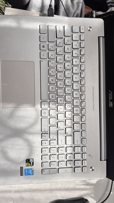 Ноутбук Асус в хорошем состояний