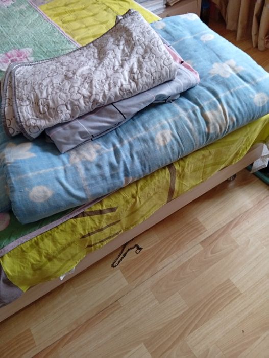 Продам матрас,и 2 подушки.