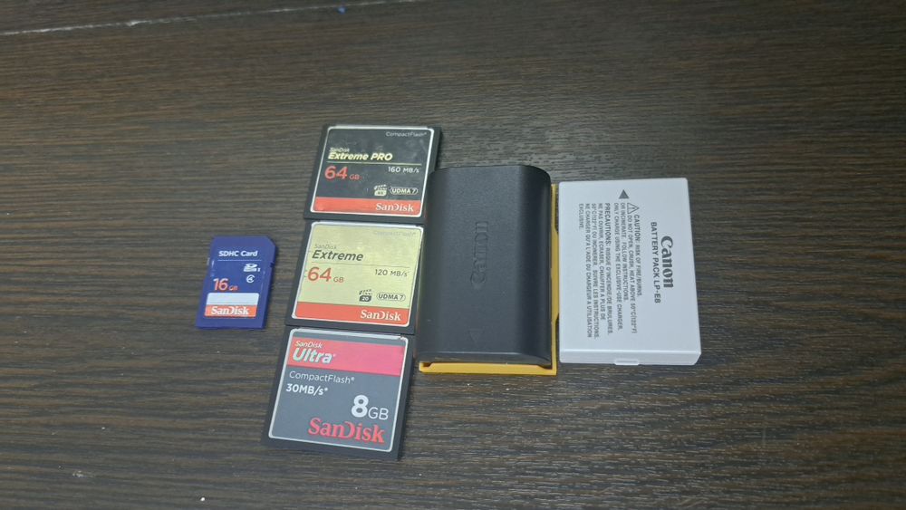 Продам фотоаксессуары и карты памяти SanDisk