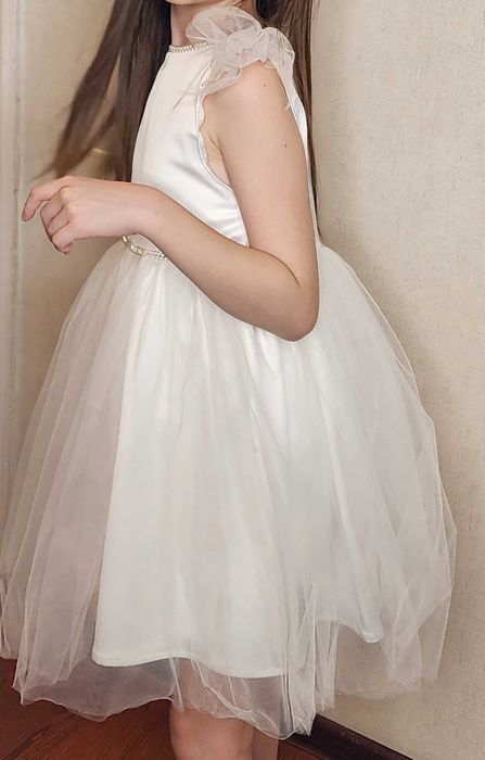 Нарядное платье белого цвета для девочки