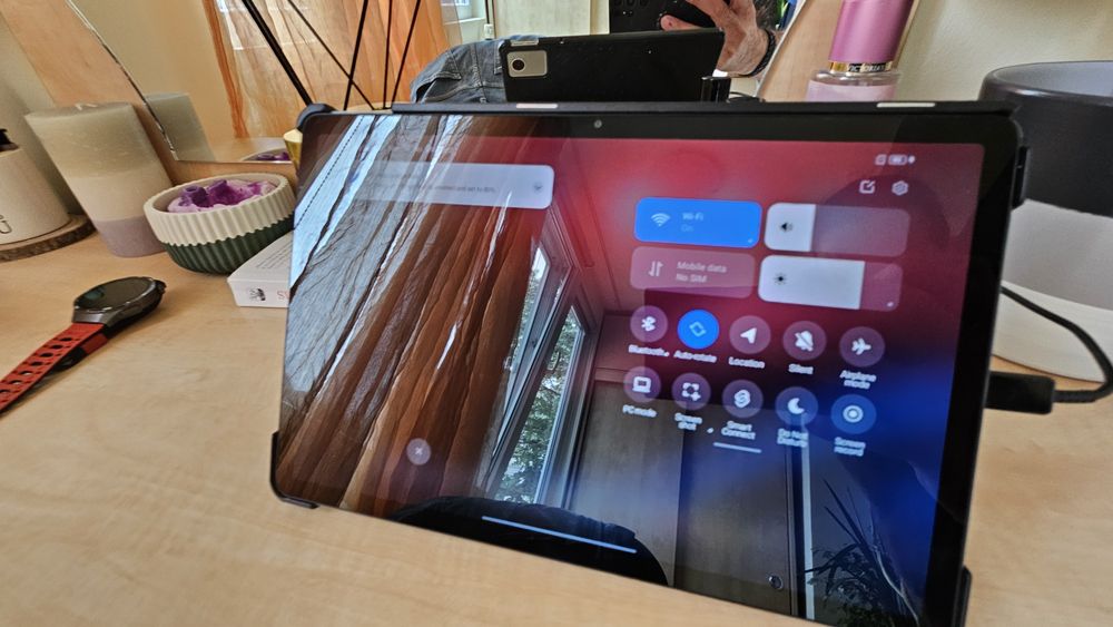Vând tableta Lenovo M11