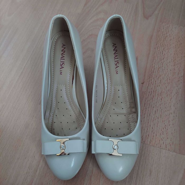 Чисто нови дамски обувки от еко кожа с комфортни стелки, номер 39