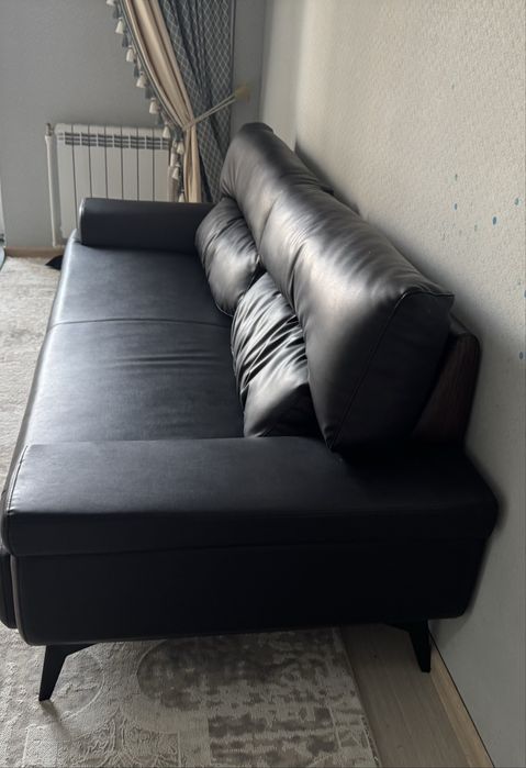 Диван офисный черный кожаный