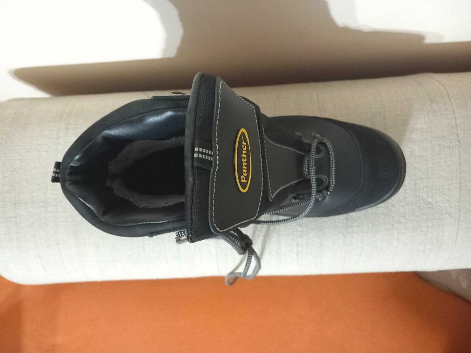 Защитни обувки с метално бомбе отпред- чисто нови