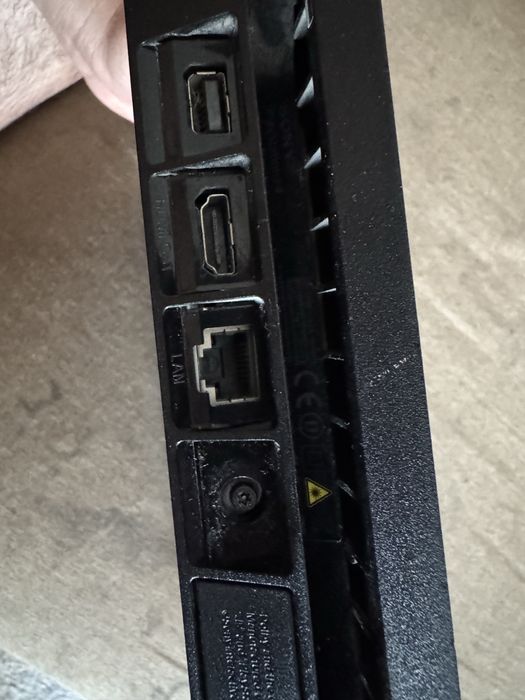 Vand playstation 4 slim 512gb + 2 conteollere + 9 jocuri