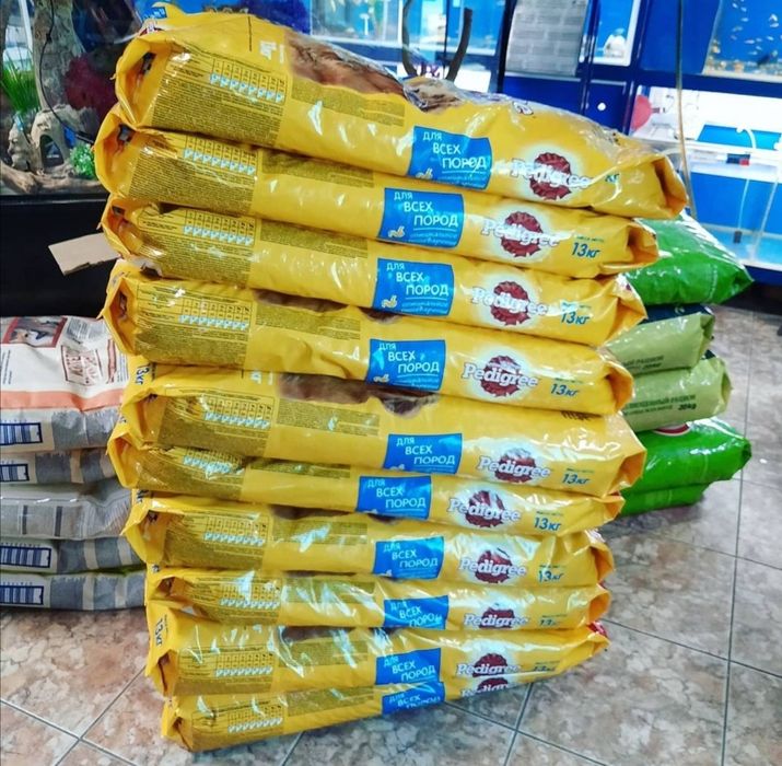 Корма для кошек и собак.