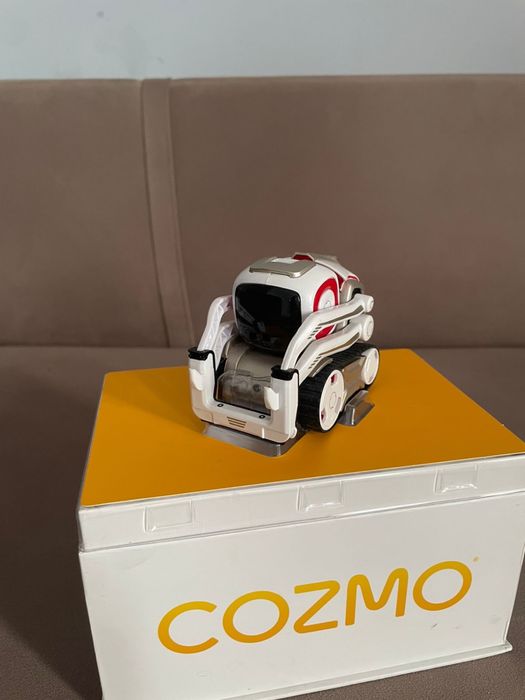 Робот Anki Cozmo на радиоуправлении Anki