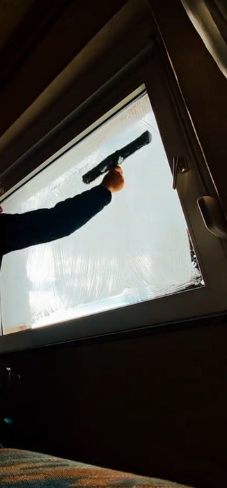 Професионално почистване на прозорци и витрини