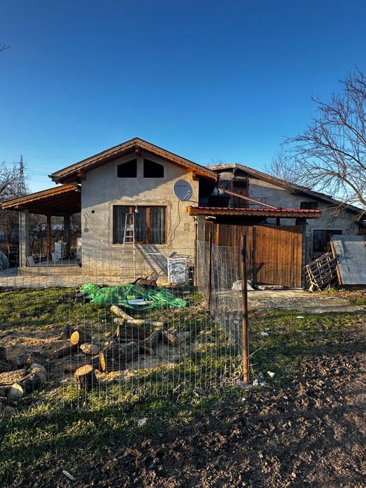 Продавам къща с голяма стопанска сграда и просторен двор – 80 000 €