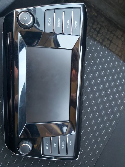 Subwoofer, stații auto,casetofoane, boxe și cabluri groase  și siguranțe