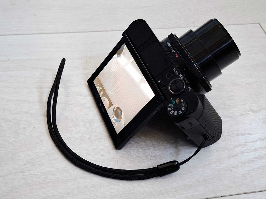 Sony Cyber-shot HX90 18.2MP, High zoom, 30x optical zoom lens, built in pop-up EVF, GPS, Wi-Fi, NFC