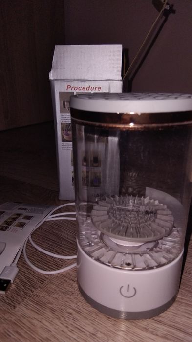 Уред за почистване на четки за грим