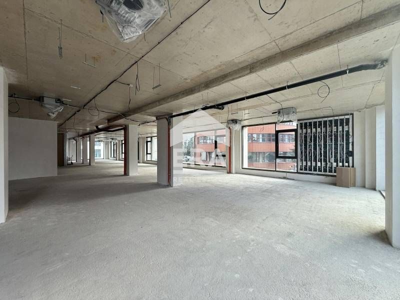 Представителен имот под наем с лице към бул. "Черни връх" в кв. Кръсто