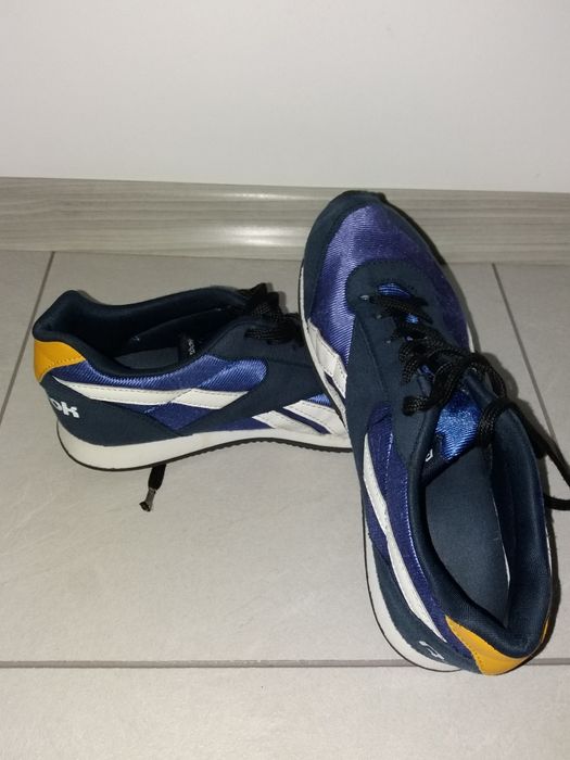 Продавам детски маратонки Reebok