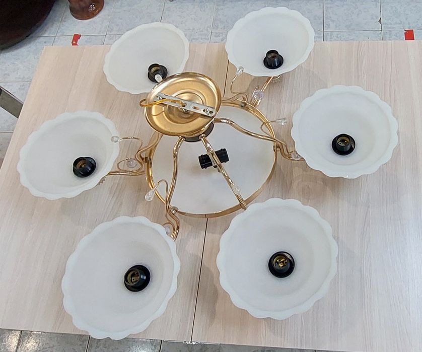 Продаётся большая красивая люстра