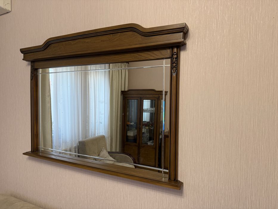 Зеркало в деревяной рамке