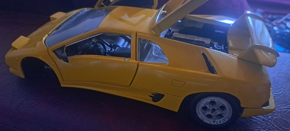 Vând macheta Lamborghini Diablo 1/18 Mira
