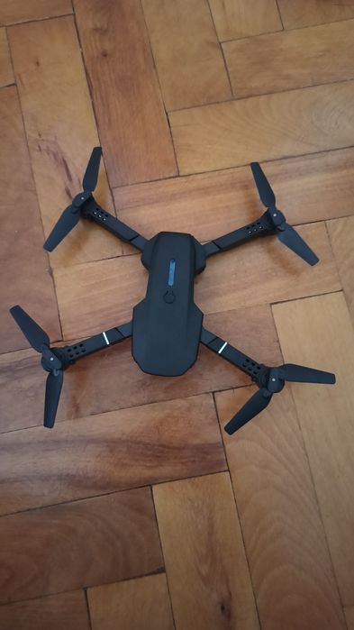 Vând Dronă E88 cu 2 baterii