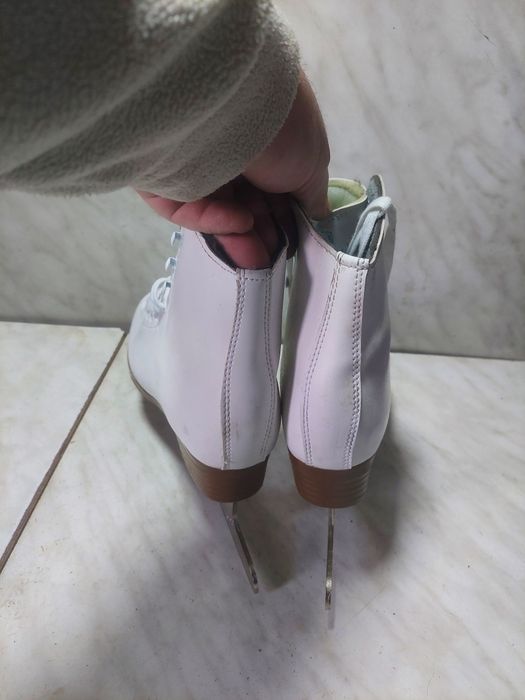 Patine gheata 2 patinaj artistic DBX marime  35-36 ( 22,5 cm)