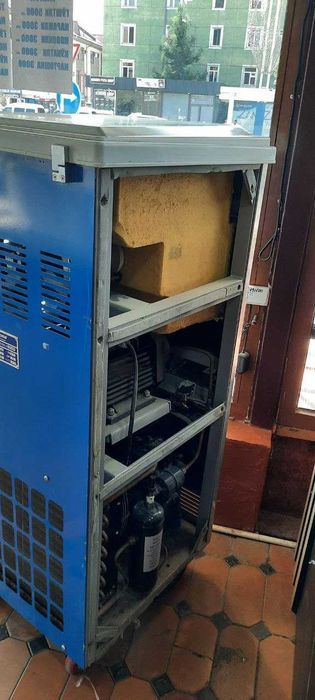 Фризер для мороженного 2500 в хорошем состоянии