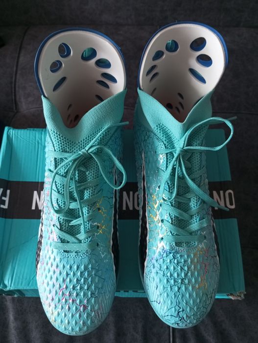 Продам бутсы новые р-р 44