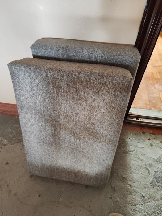 Диван поломанный