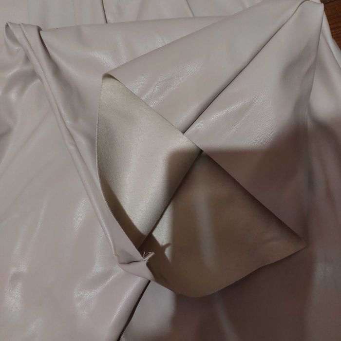 Бежови кожени панталони