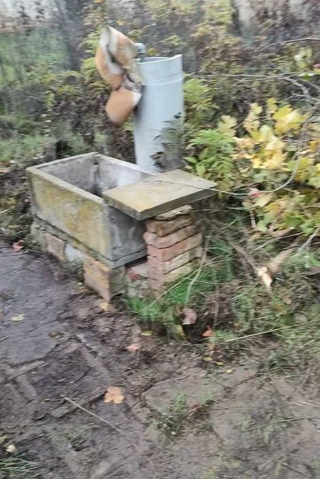 Две къщи с голям двор, стопанска постройка и самостоятелен геран в с. Хотница, обл. Велико Търново