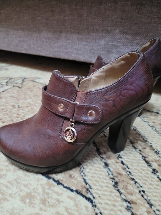 Разбираю обувь связи переездом.