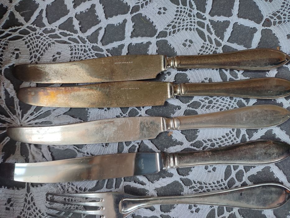 Посребрени вилици и ножове